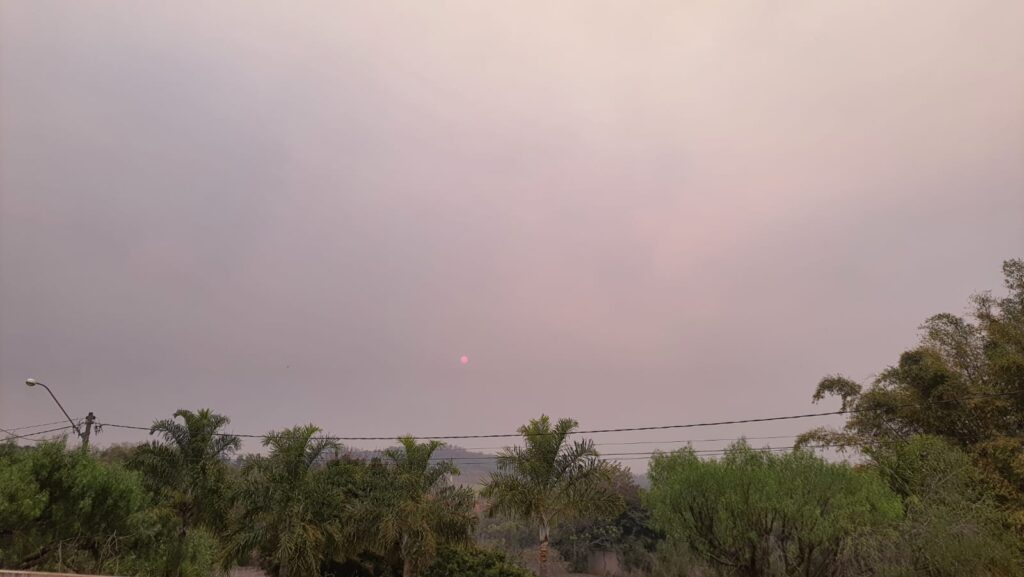 Fumaça encobriu o céu de toda a região na tarde de sexta-feira, 23