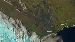 Imagem de satélite mostra avanço da frente e fria e mancha escura de fumaça sobre o Estado de São Paulo