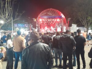 Após as missas, bandas apresentam-se no Largo da Matriz